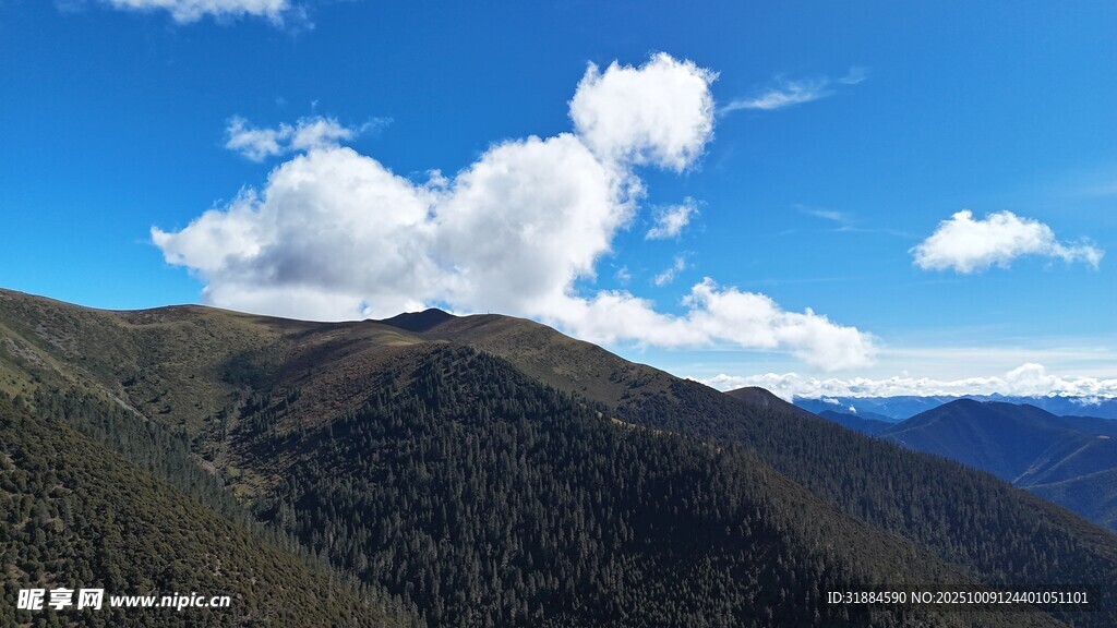 壯麗山景與藍(lán)天白云