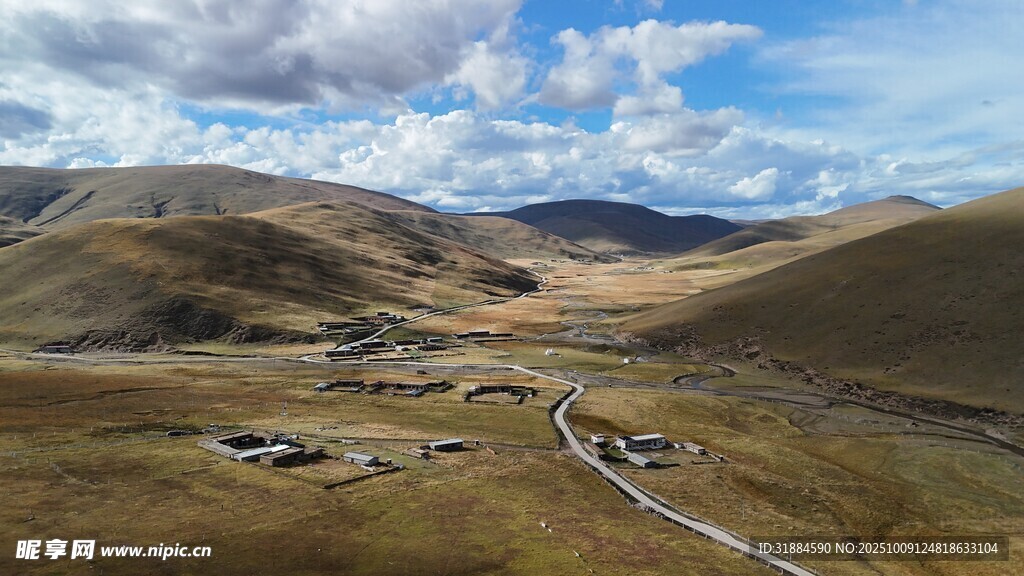 高原山谷中的村落景觀