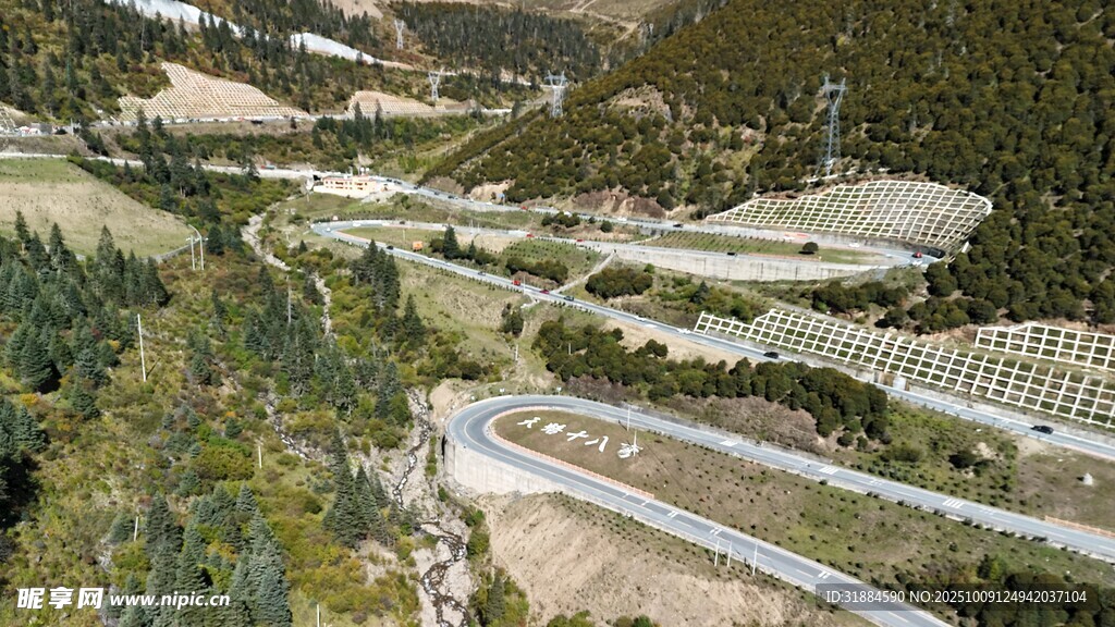 俯瞰山間建筑群景觀
