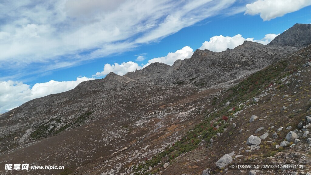壯麗山景藍(lán)天白云相伴