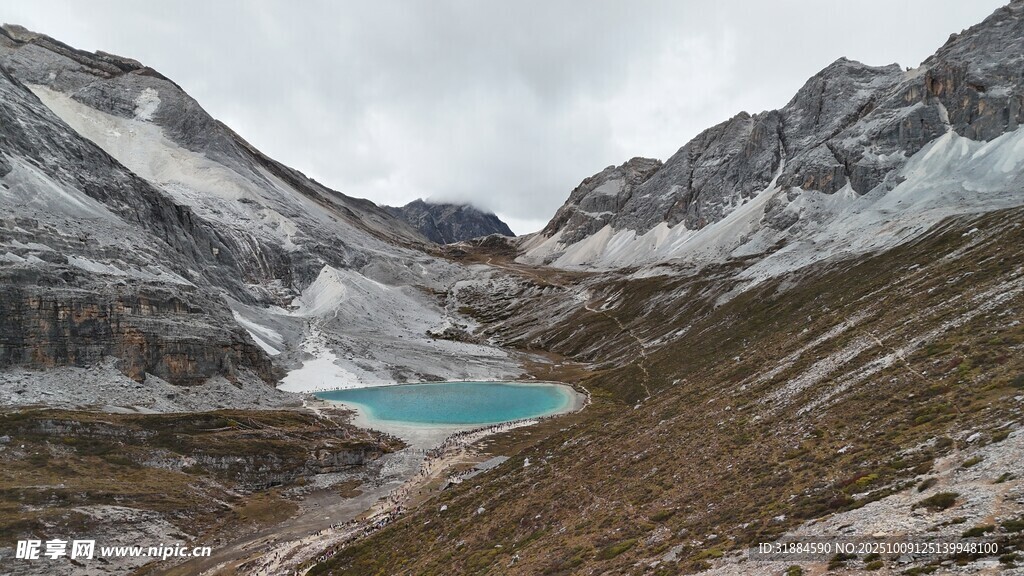 雪山下的藍湖美景