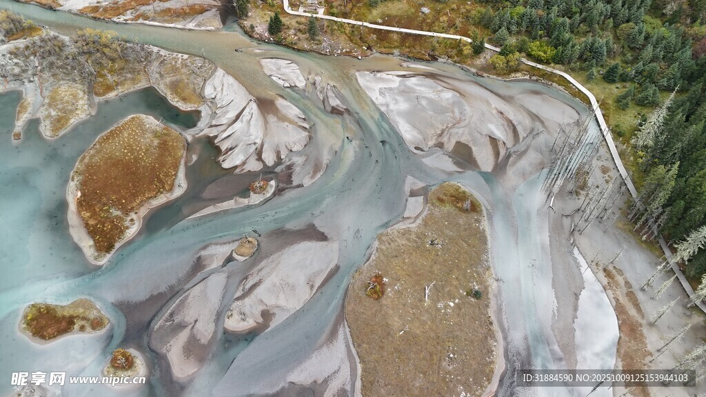 蜿蜒河流穿山谷景觀