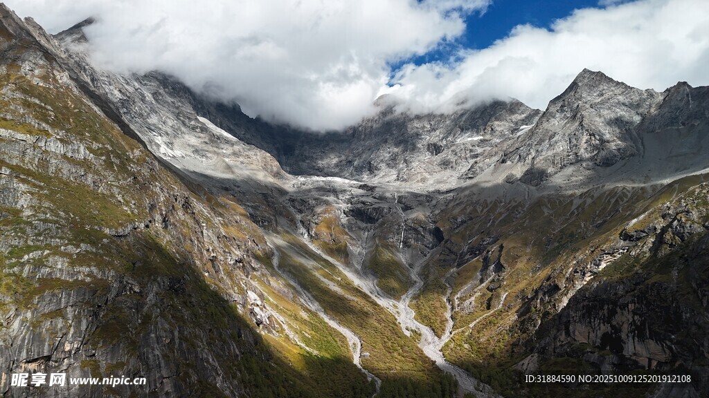 壯麗山谷間的高山美景