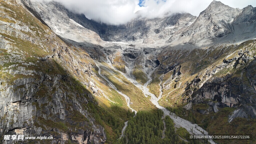 壯麗山谷間的高山美景