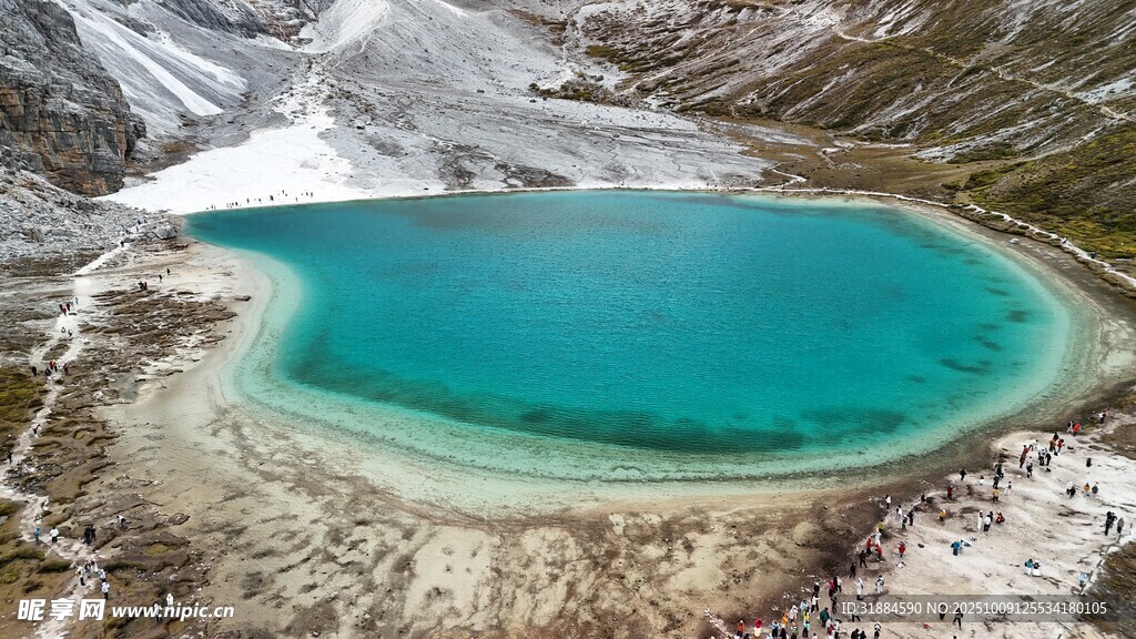 高山藍湖美景