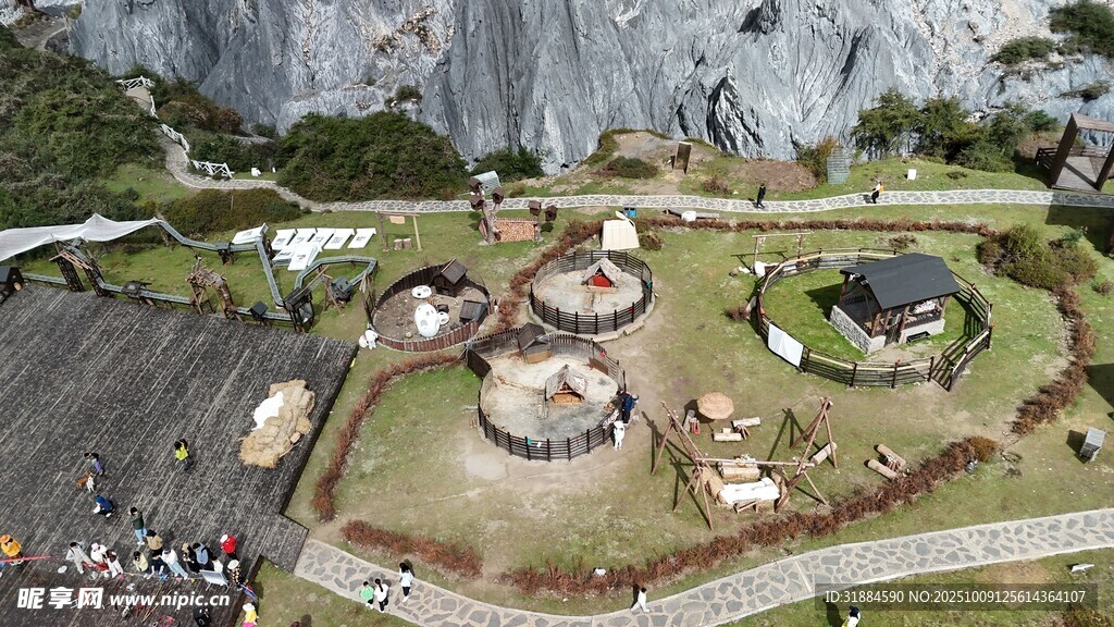 空中俯瞰山間特色建筑群
