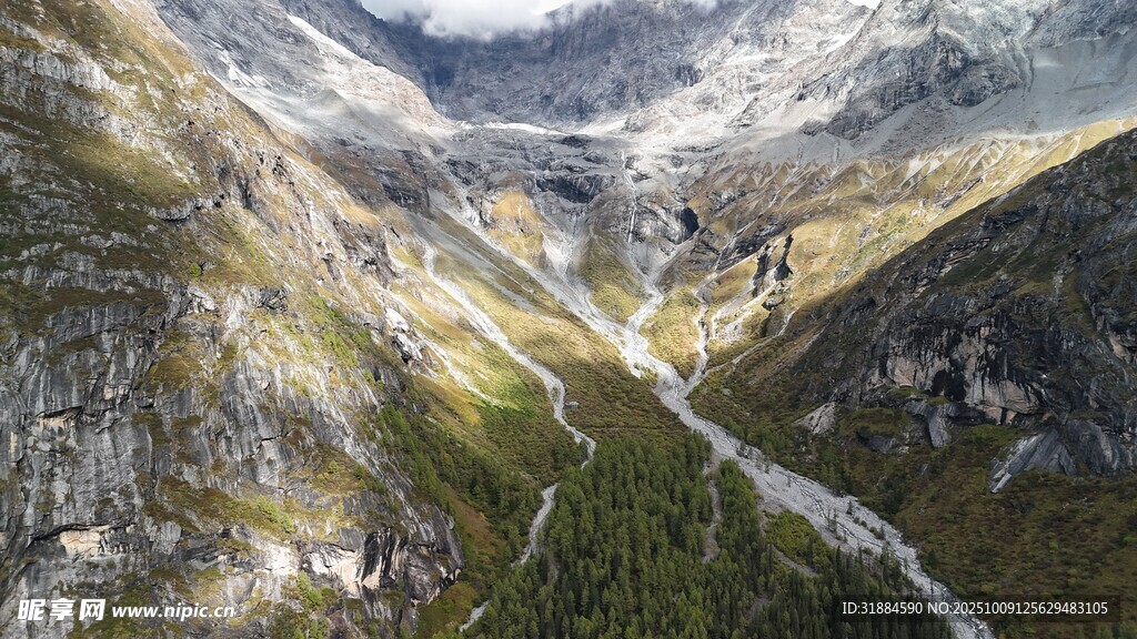 山間蜿蜒小路的壯麗景致