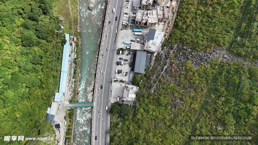俯瞰山間道路與建筑