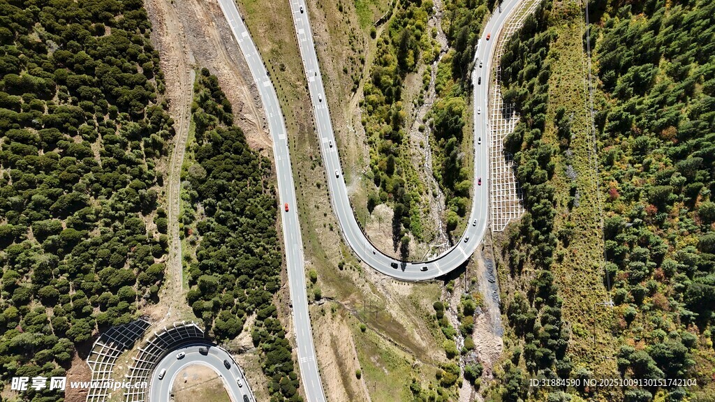 蜿蜒山間公路航拍美景