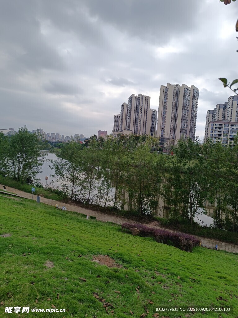 河畔綠地旁的高樓景觀