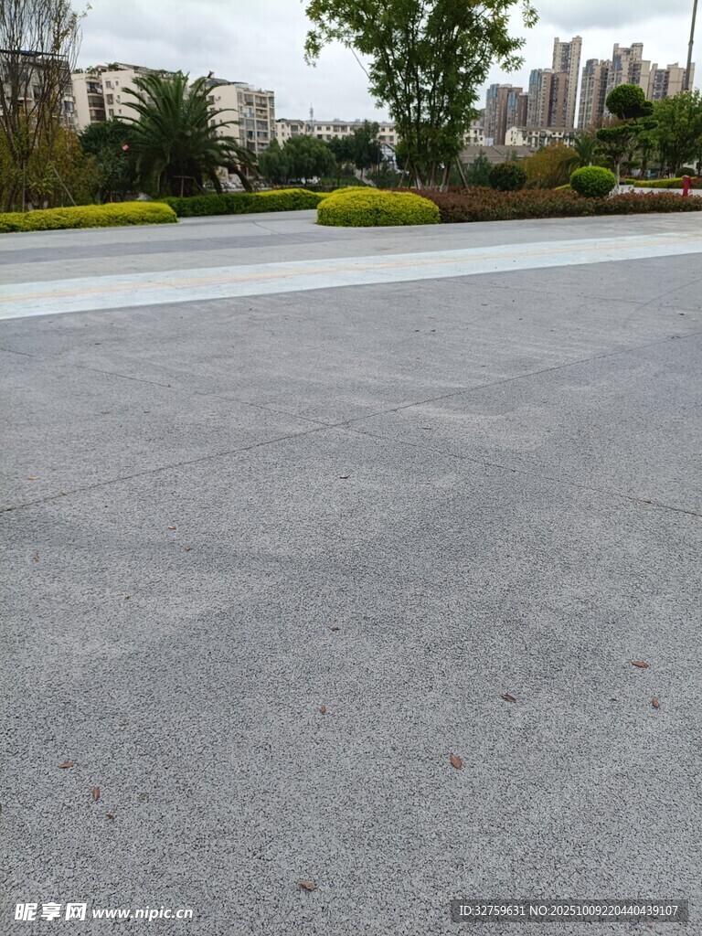 空曠平坦的灰色路面
