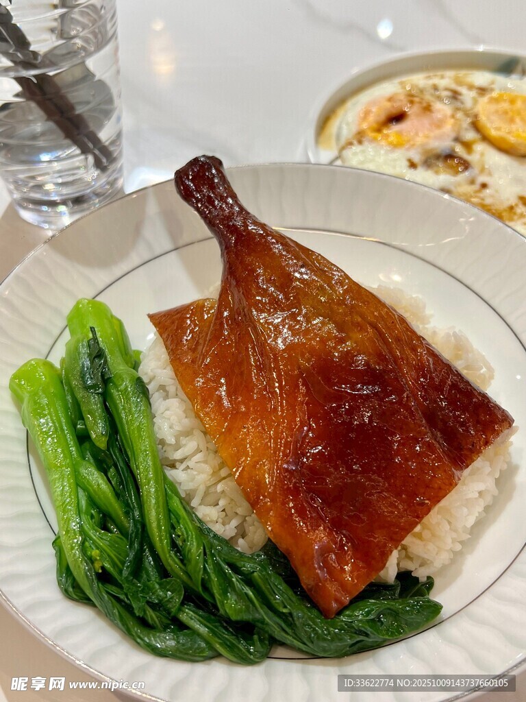 烤鴨蓋飯配青菜