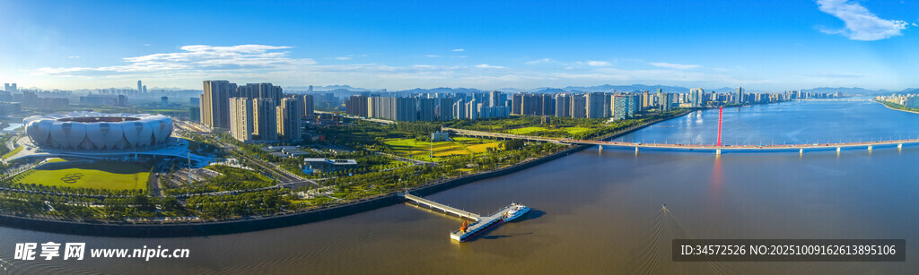 城市江畔全景風(fēng)光