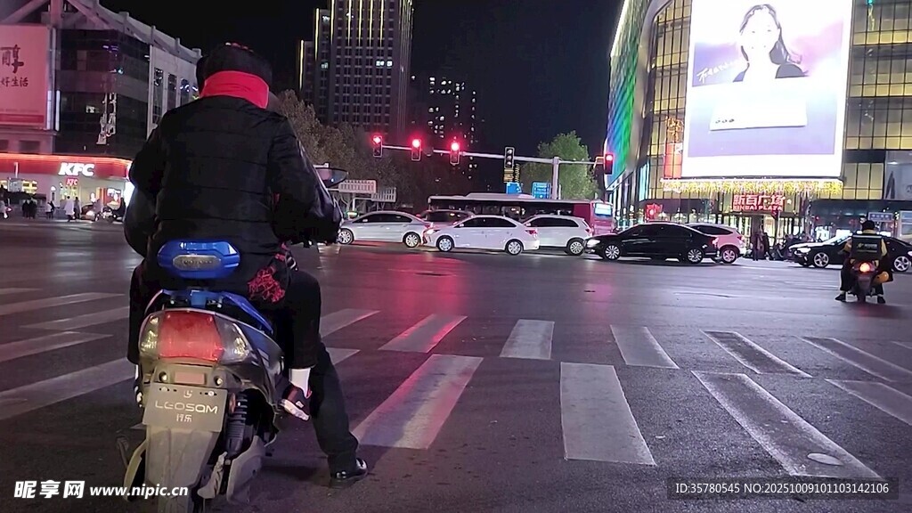 雨夜城市街頭的騎行者