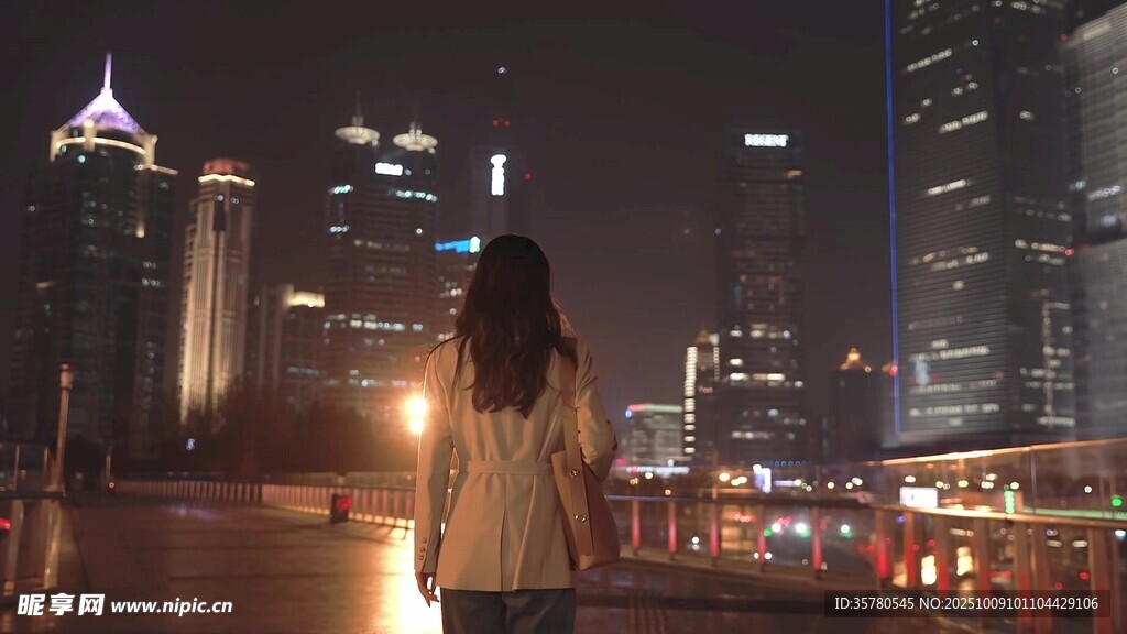女孩夜賞城市璀璨夜景