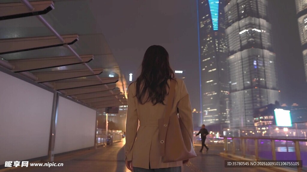都市夜行者背影
