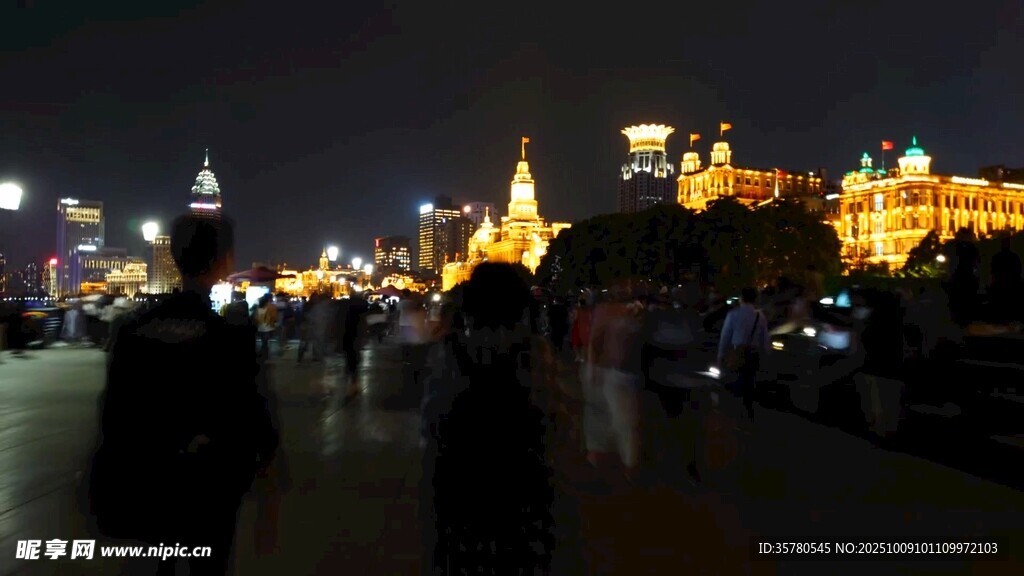 上海外灘夜景下的行人