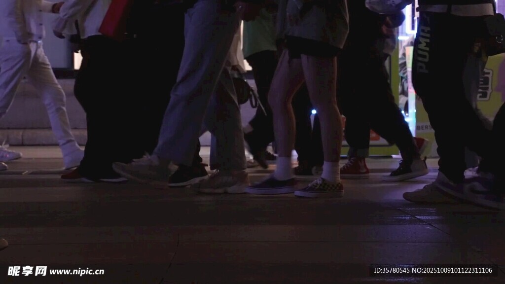 夜晚街頭行人的腿部特寫