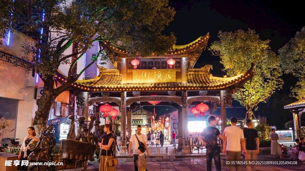 古街夜景下的熱鬧中式建筑
