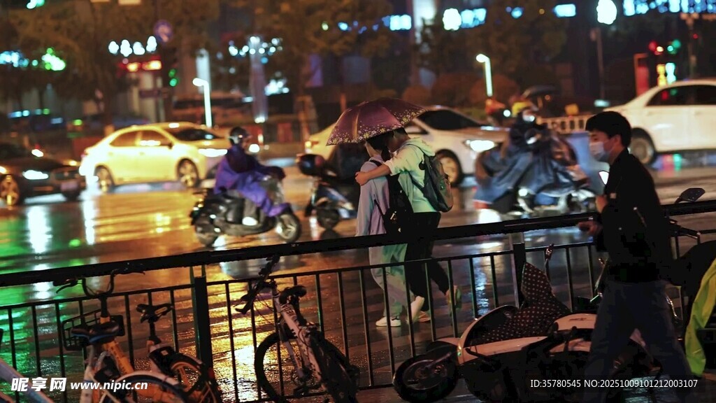 夜晚街頭人群聚集景象