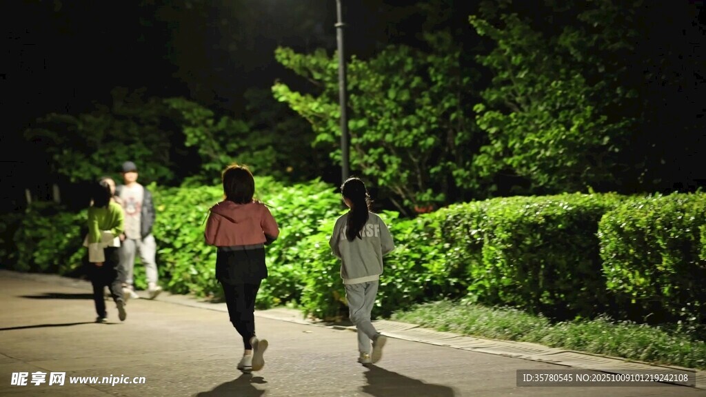 夜晚三人戶外健步鍛煉