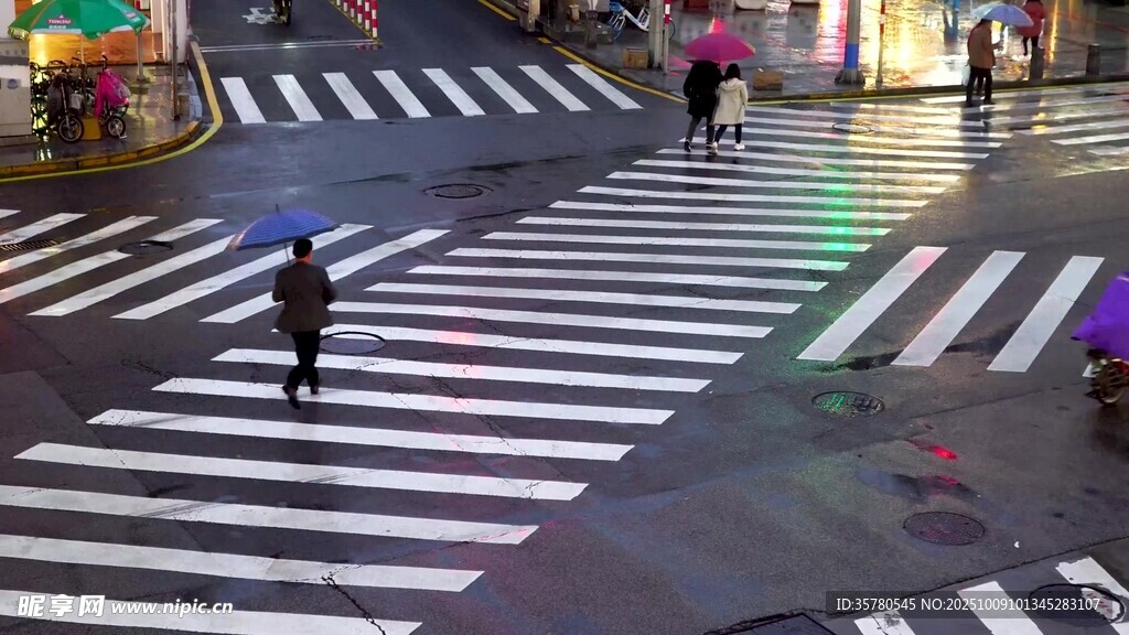城市街頭行人過馬路場景