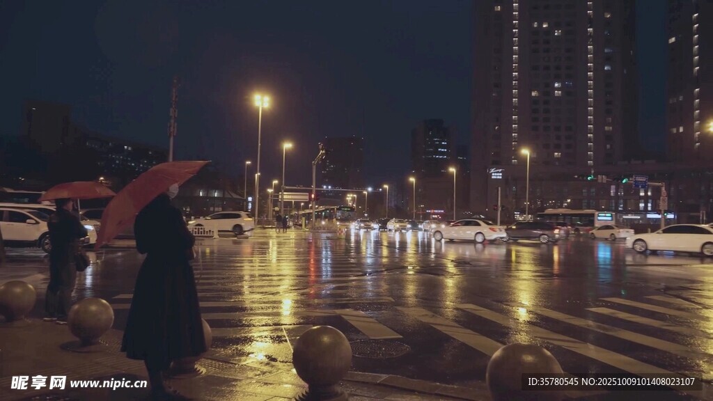 雨夜城市街道燈光倒影