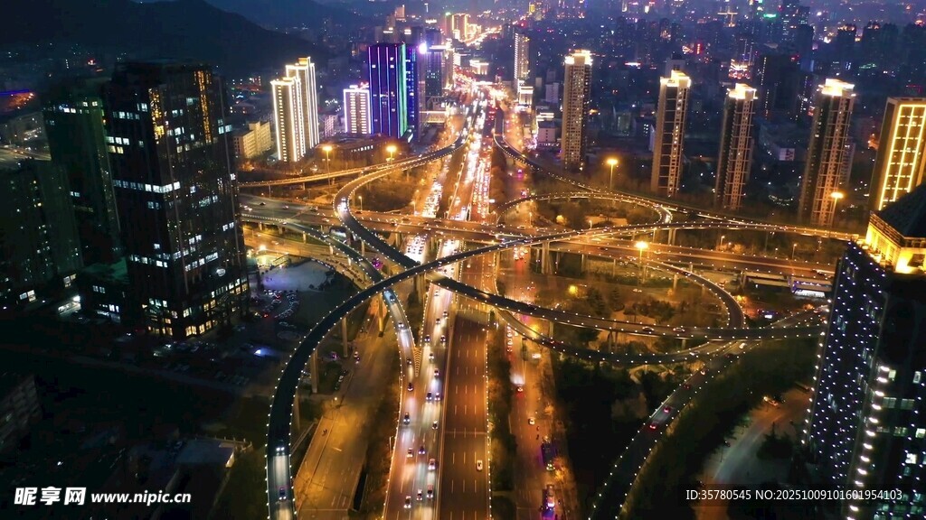 城市夜景中的繁忙交通樞紐