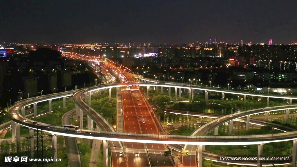 城市夜景中的環(huán)形步道