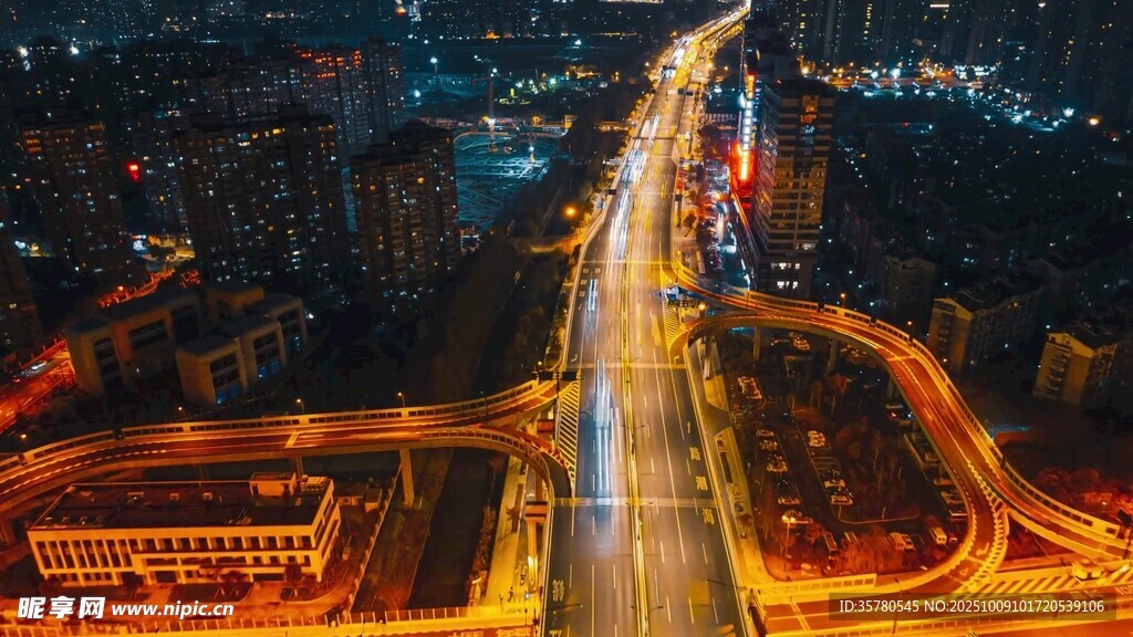 城市夜景車流燈光軌跡