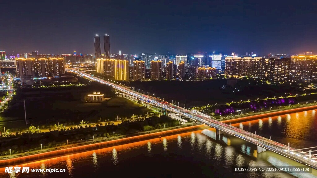 城市夜景中的璀璨橋梁