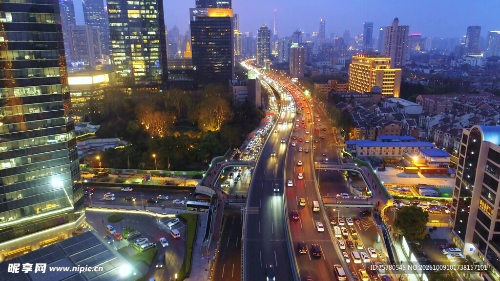 城市夜景中的繁華交通景象