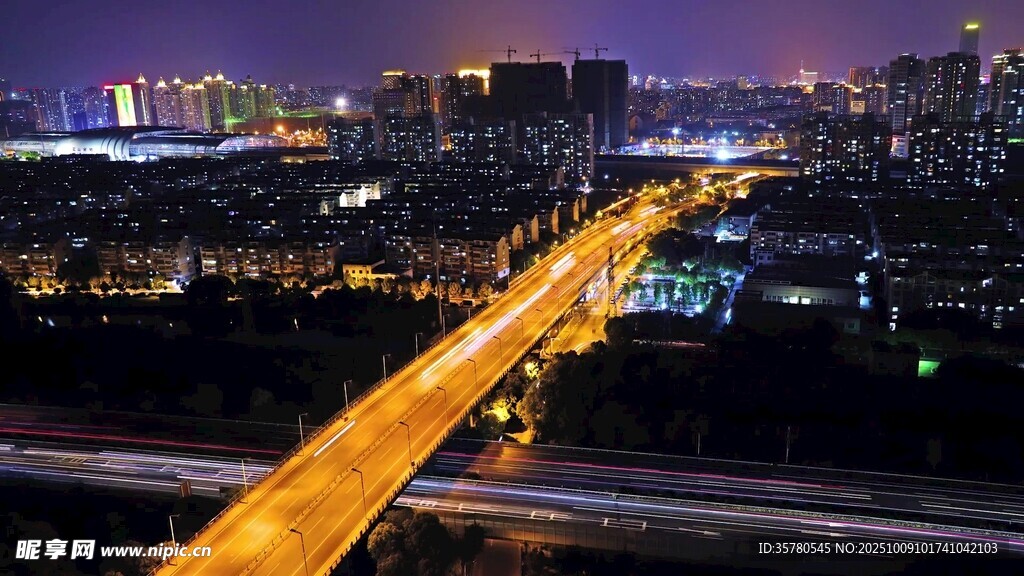 城市夜景中的繁忙公路
