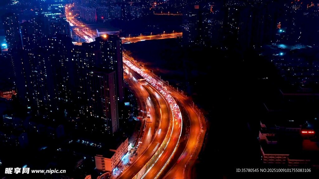 城市夜景中的璀璨車流