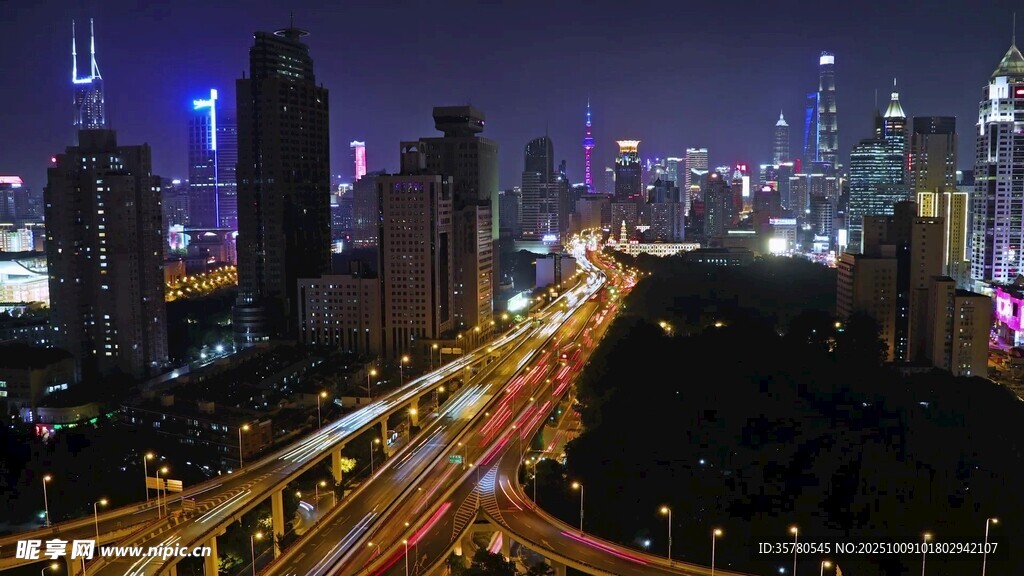 城市夜景中的繁華交通