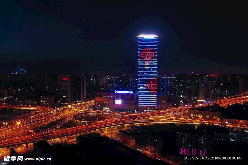 城市夜景中的璀璨高樓