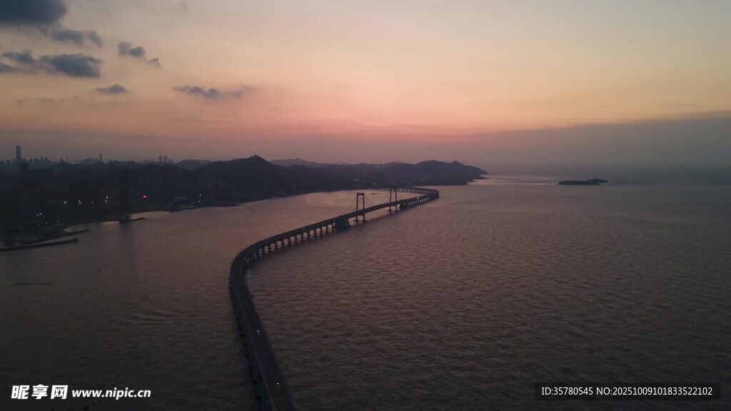 黃昏下的跨海長橋美景