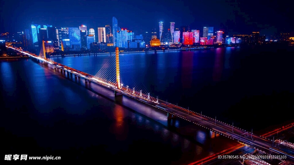 璀璨夜景下的跨海大橋