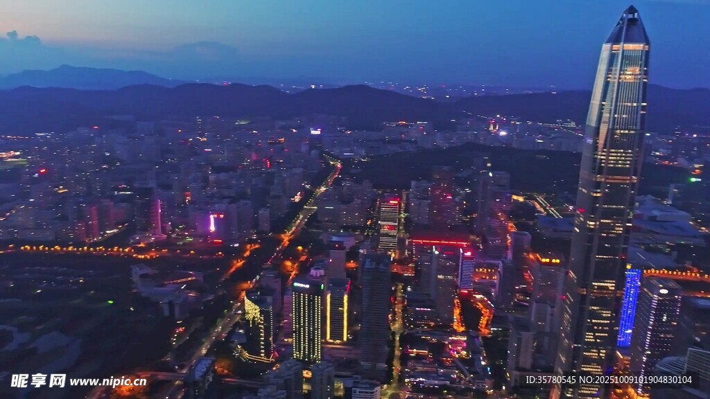 城市夜景俯瞰高樓璀璨燈火