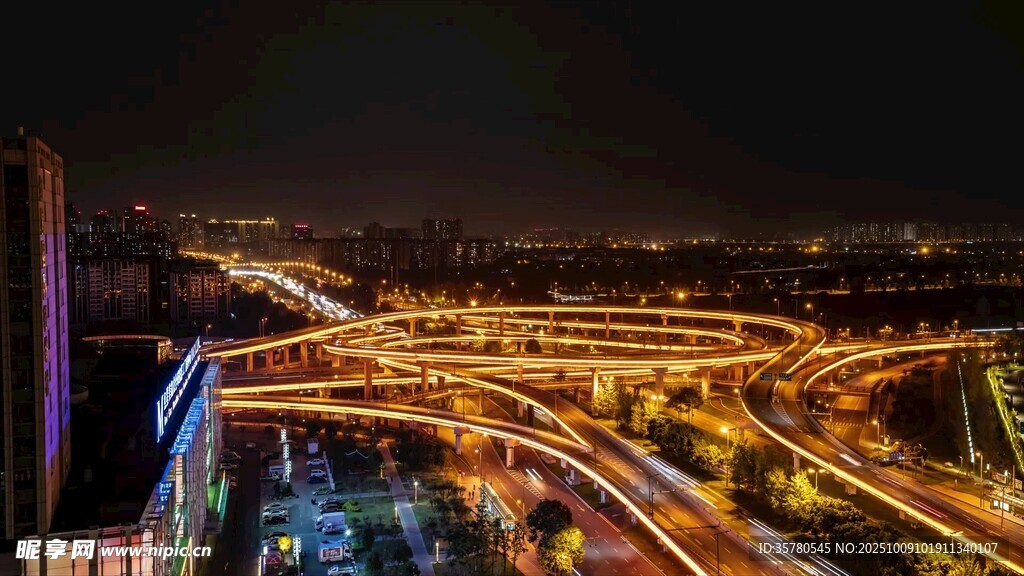 城市夜景車流燈光軌跡