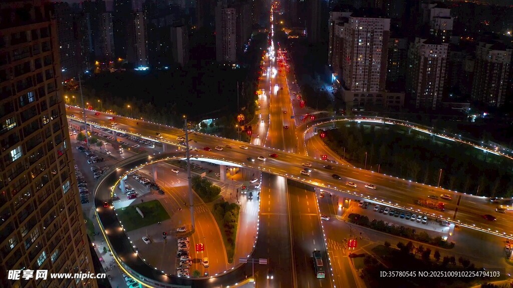 城市夜景中的璀璨高塔