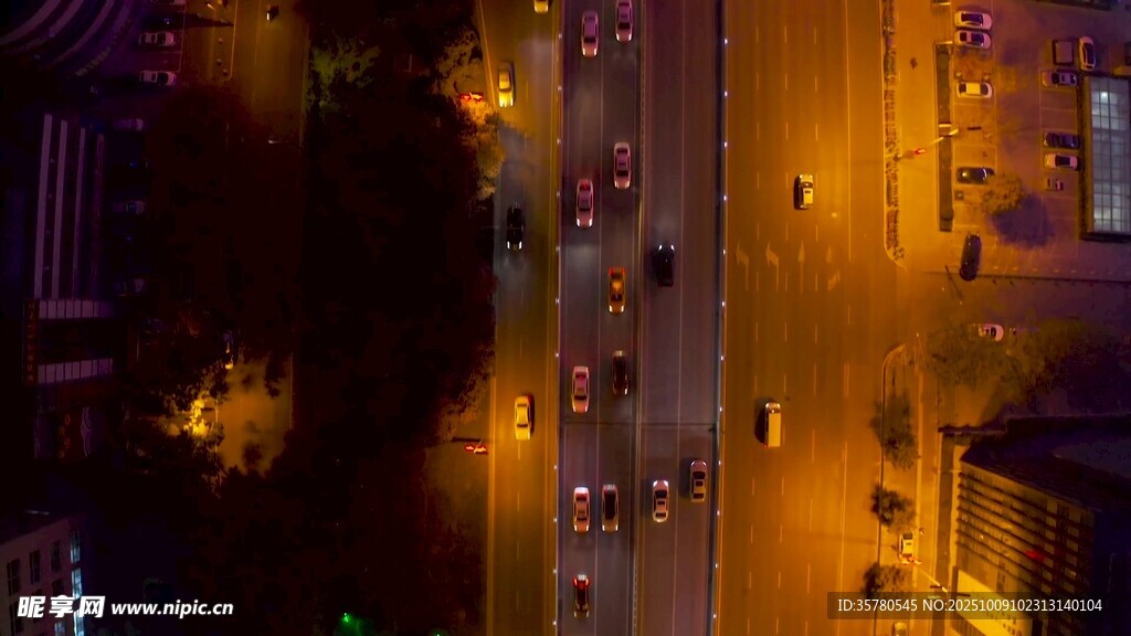 城市夜景中的繁忙車流