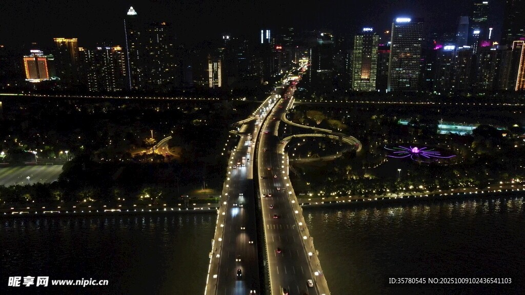 城市夜景中的璀璨車(chē)流