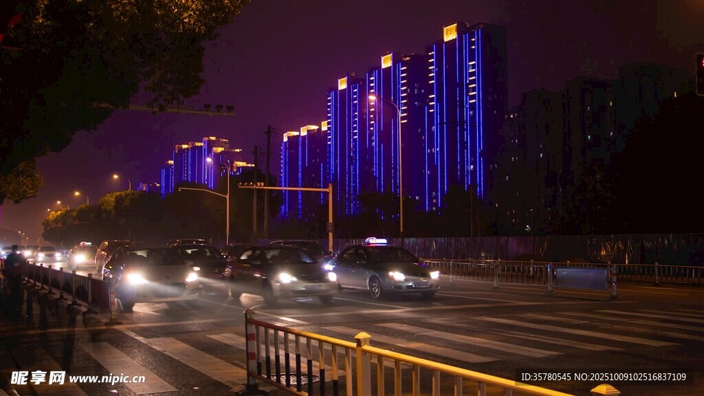 城市夜景中的璀璨高樓