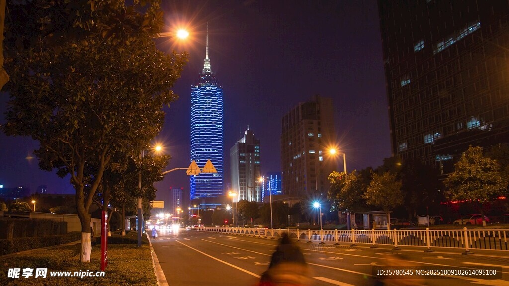 城市夜景中的道路與高樓