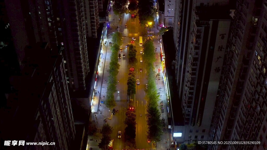 璀璨燈光下的高樓夜景