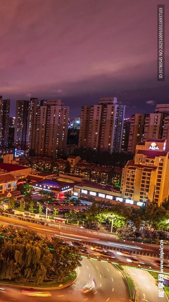城市夜景中的璀璨交通樞紐