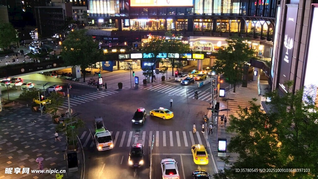 繁華都市街頭夜景