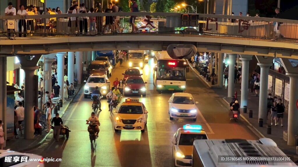 城市夜景中的繁忙過街天橋