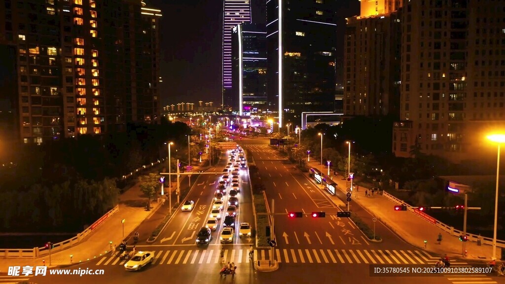 城市夜晚繁忙街道景象